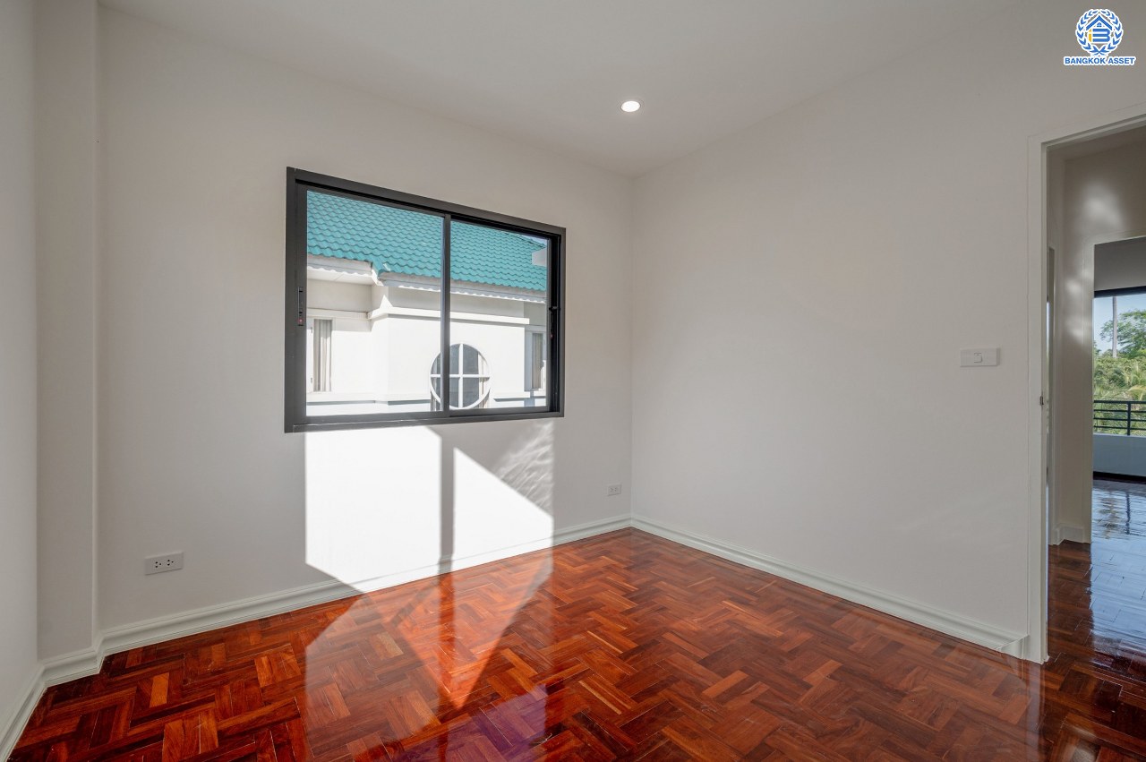 บ้านมือสองตกแต่งใหม่ แบรนด์ Q.House โครงการ ลัดดารมย์ ปิ่นเกล้า เนื้อที่ 53.1 ตร.ว. พื้นที่ใช้สอย 211.5 ตร.ม. ฟังก์ชันจัดเต็ม 3 ห้องนอน 2 ห้องน้ำ จอดรถได้ 2 คัน บนทำเลศักยภาพ ใกล้เซ็นทรัลเวสต์เกต, วงเวียนพระราม5, ทางด่วน "กาญจนาภิเษก" และรถไฟฟ้า "สถานีตลาดบางใหญ่"